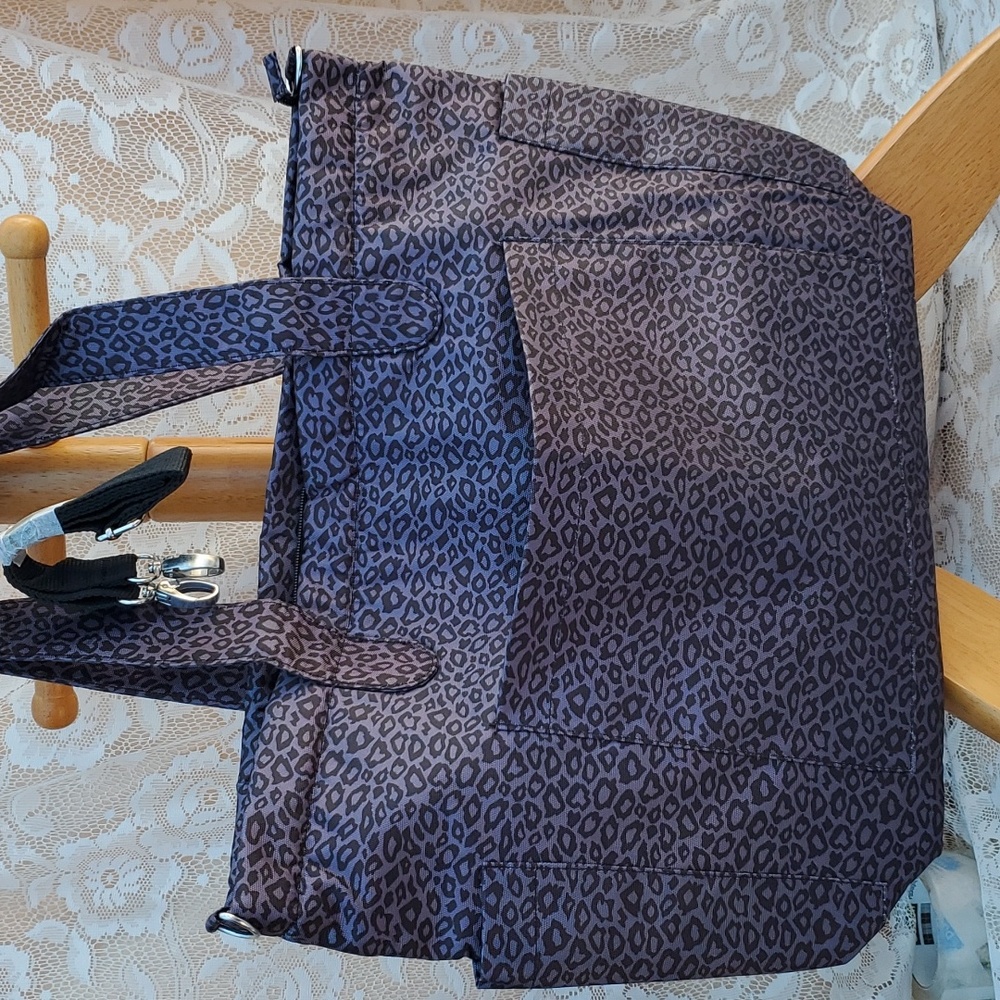 Cheetah weekend Travel bag New 4 outside & 2 inside slip pockets 1 zip pocket